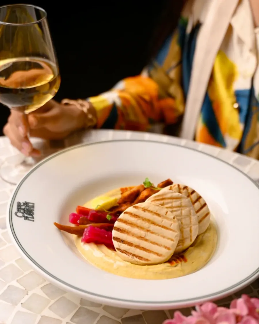 Grilled chicken with mashed potatoes on the Flora crest plate